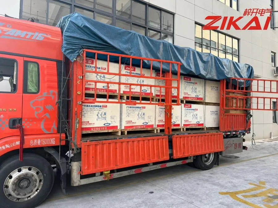 Tam yük maşını dirəyə quraşdırılmış vakuum açarları Guizhou şəhərinə yola düşür